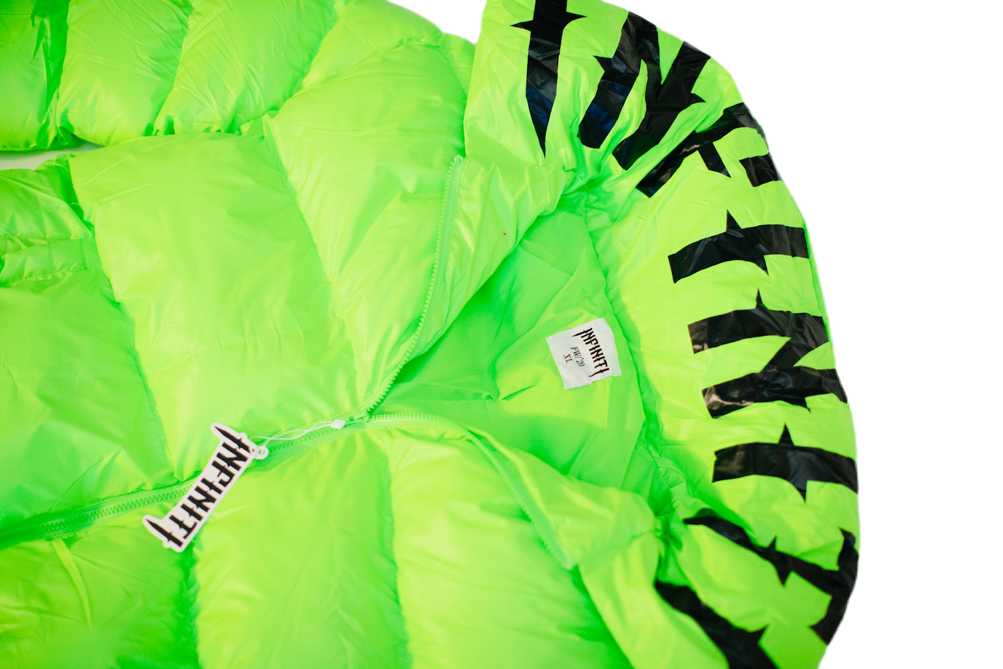 ‘INFINITI’ Cropped puffer